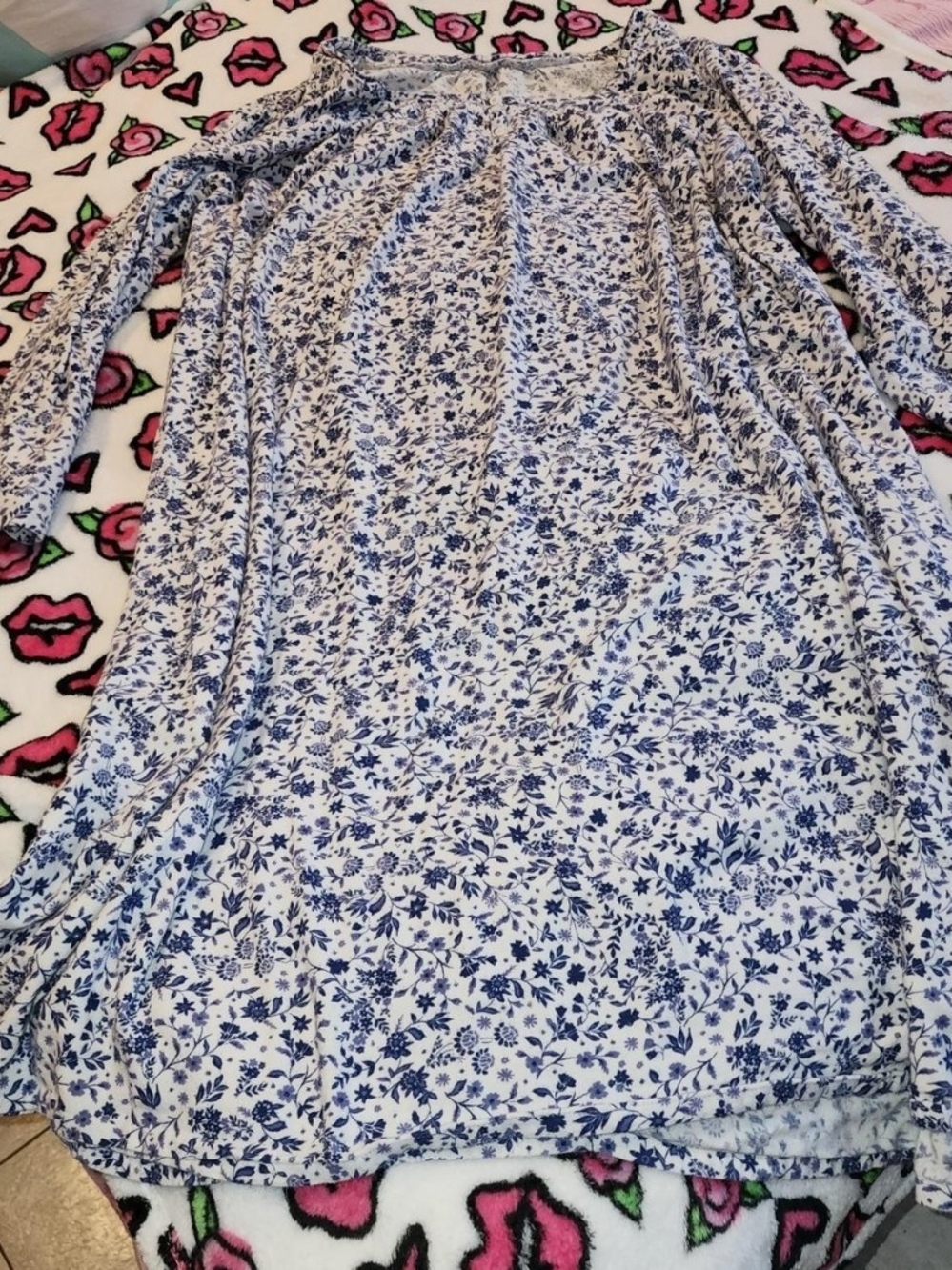 Croft & Barrow 4X White And Blue Floral Long-Sleeved Nightgown, Like New - Picture 3 of 5